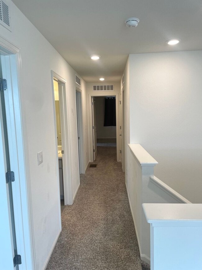 Building Photo - Beautiful 4bd 3.5 bath townhome for rent