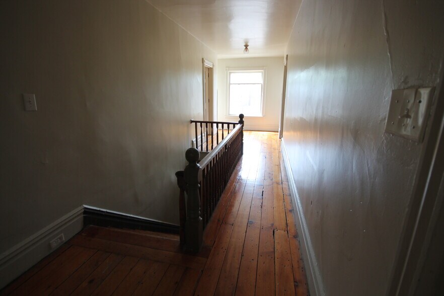 Building Photo - 832 W Walnut St