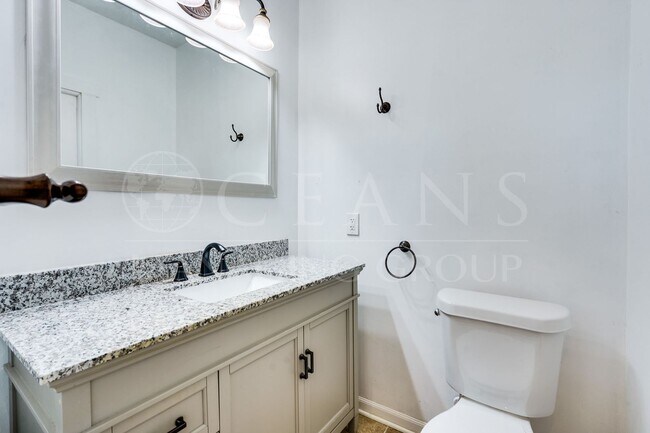 Building Photo - Charming 2 Bed, 2 Bath Home Near the World...