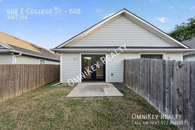 Building Photo - 608 E College St