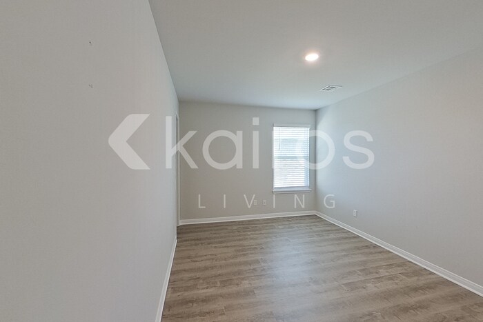 Building Photo - 712 St James Pl