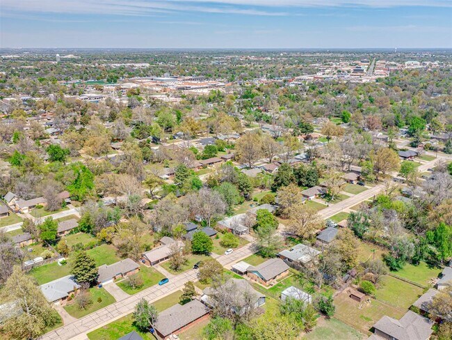 Building Photo - 1222 Westlawn Dr