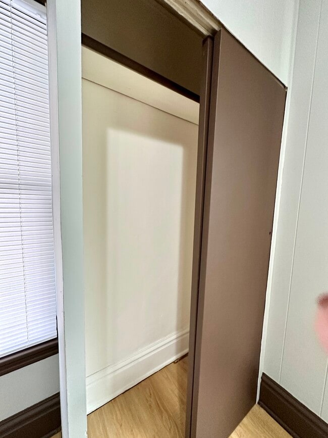 Building Photo - 408 S Gardiner Ave