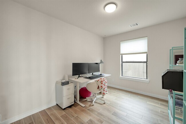 Building Photo - 6718 Waxbill Rd