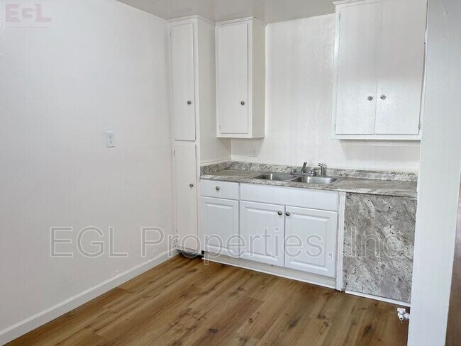 Building Photo - 3933 La Rica Ave