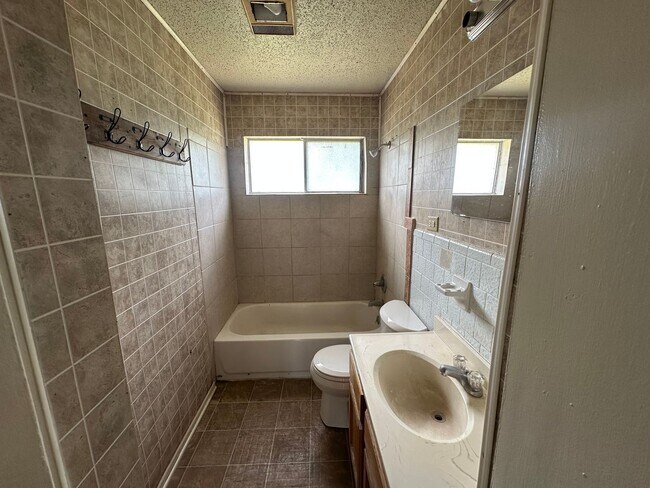 Building Photo - 1106 La Porte Dr