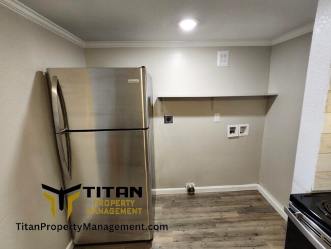 Building Photo - Super Cute One Bedroom Tiny House!