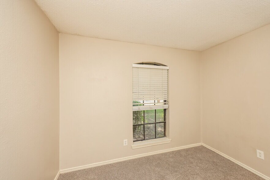 Building Photo - 2605 Hartford Ln