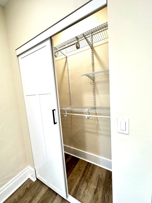 Building Photo - 933 - 320/322 Boggs Avenue