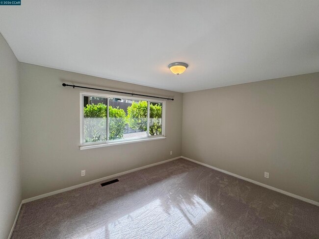 Building Photo - 62 Winding Glen