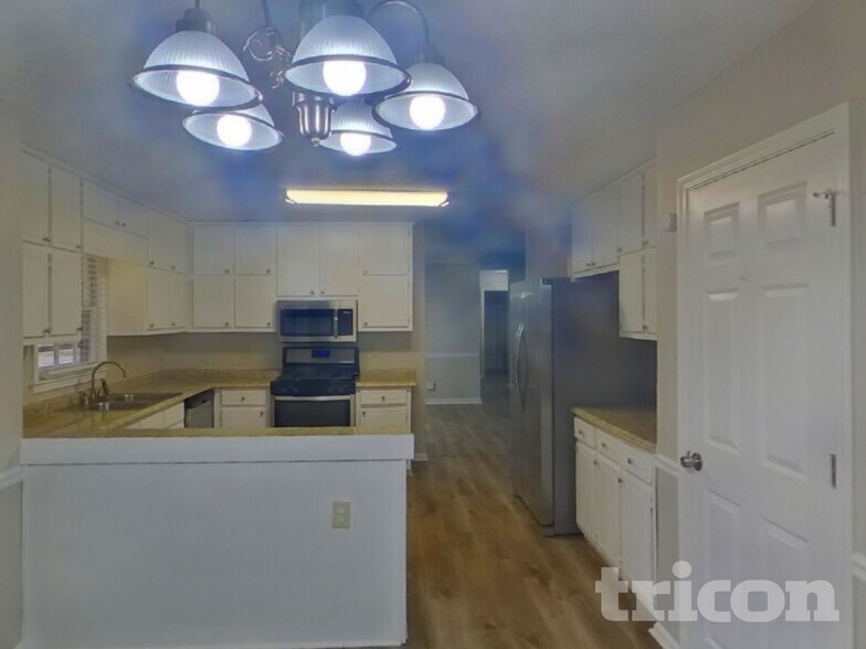 Building Photo - 555 N Oakland Cir