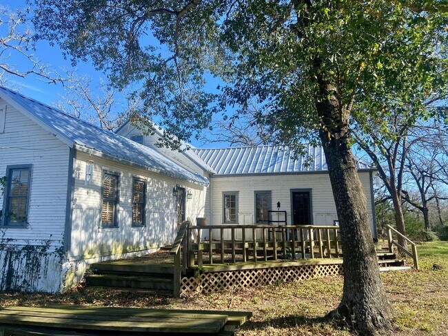 Building Photo - Beautiful 3/2 Farmhouse on Acreage