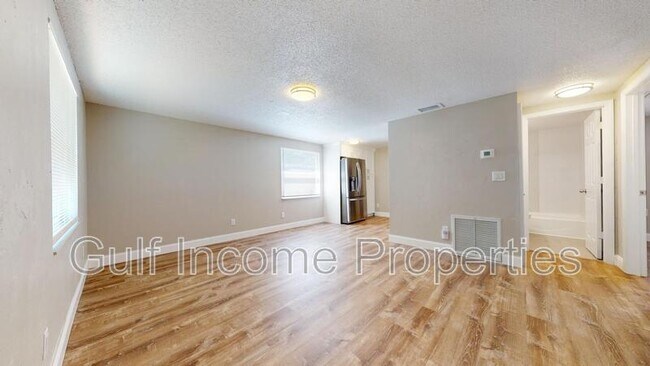 Building Photo - 2515 30th Ave Dr E