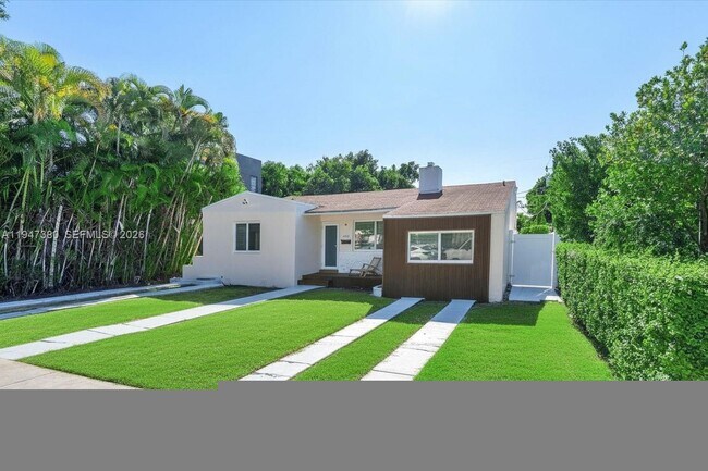 Building Photo - Southwest 26th Street, Miami, FL 33133 - 3 BR 2 BA single-family home