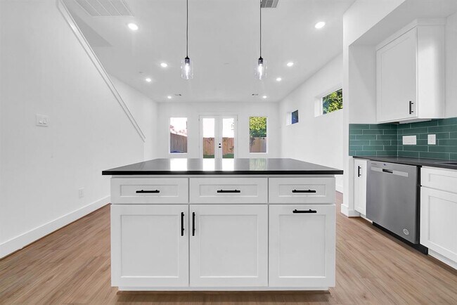 Building Photo - 7825 Colonial Ln