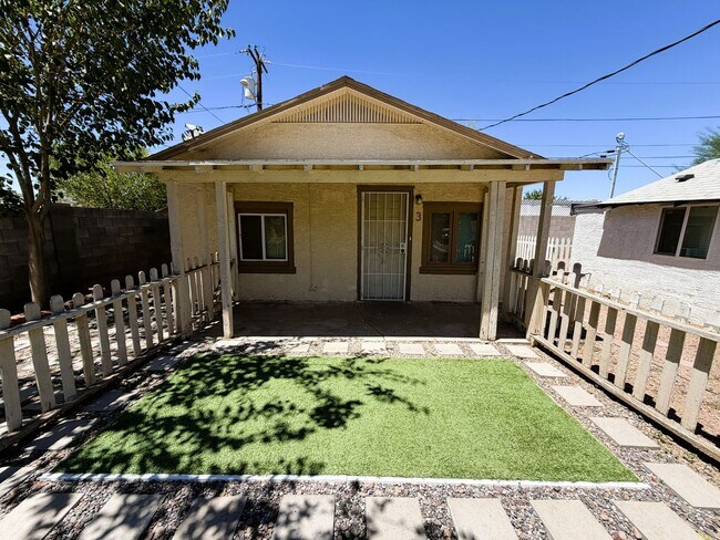 Building Photo - Stand alone House with Private Yard!