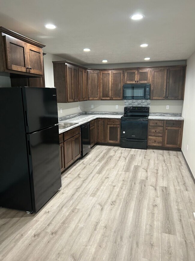 Building Photo - 4 bed 3 bath Townhome For Rent!