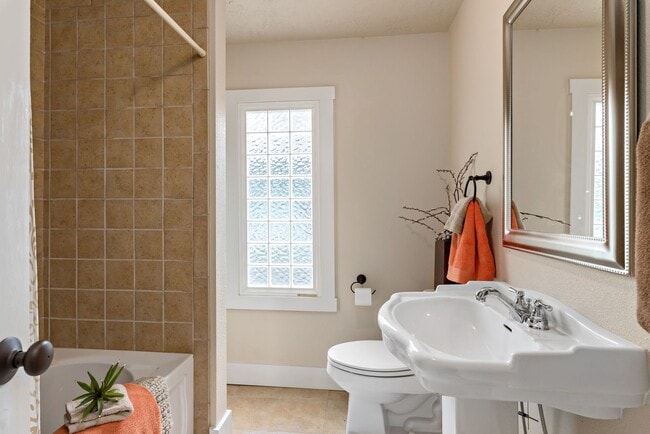 Building Photo - 3 Bedroom 3 Bathroom home in desirable North Boise.