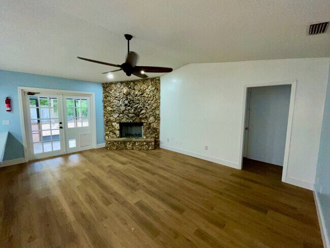 Building Photo - Spacious 4-Bed / 2-Bath Ranch in Rio Pinar...