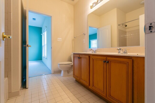 Building Photo - Spacious, Light-Filled Home in the Desirable Broadlands