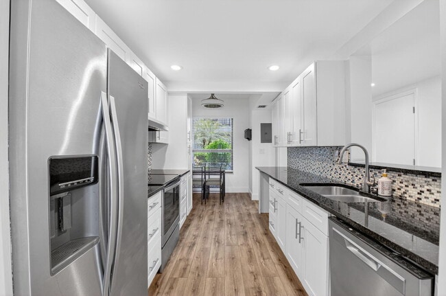 Building Photo - 830 Greensward Ct