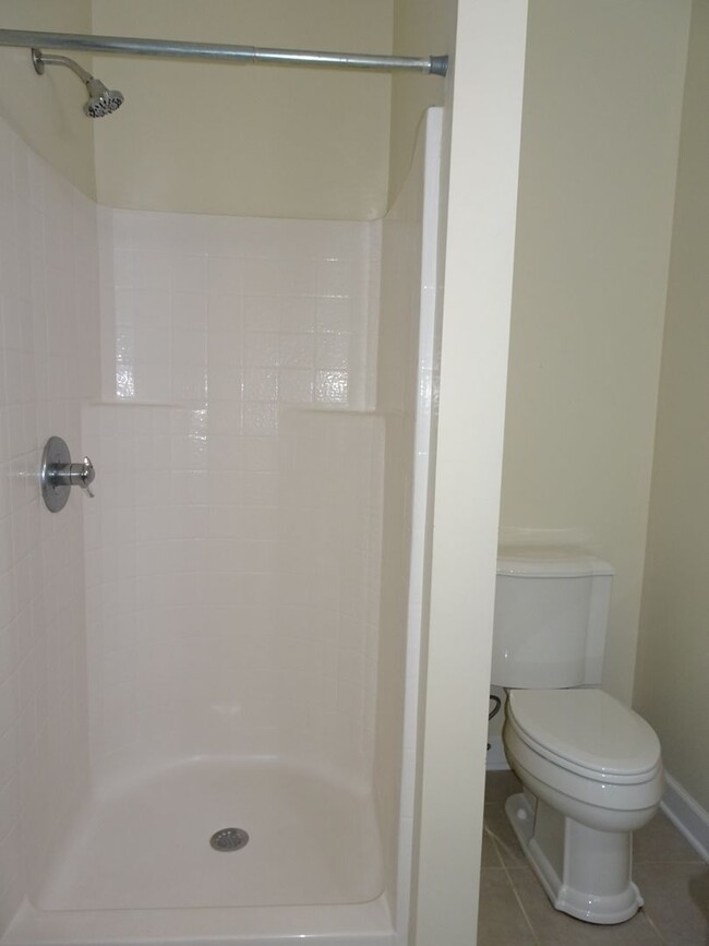 Building Photo - 4 Bedroom 3.5 bathroom Rental Home in Ford...