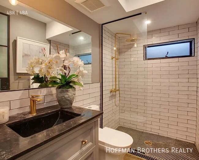 Building Photo - 1254 N Las Palmas Ave