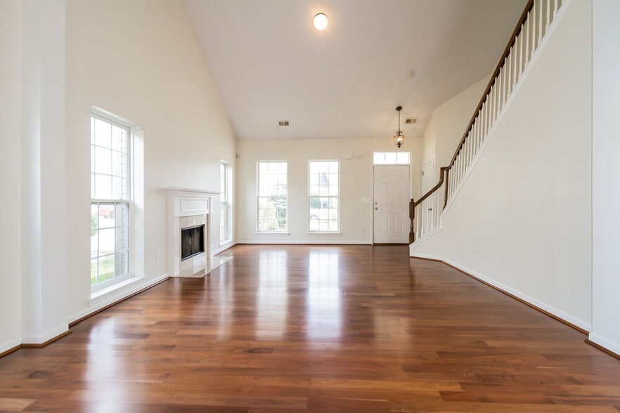 Building Photo - 413 Creekside Ln