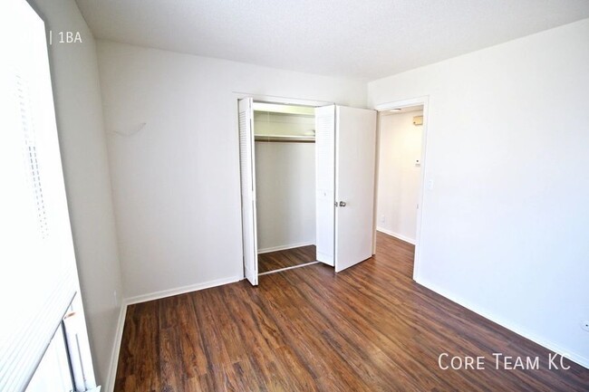 Building Photo - Spacious 2 Bedroom For Rent!