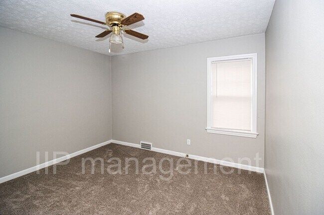 Building Photo - University Heights 4bed gorgeous 2nd Floor...