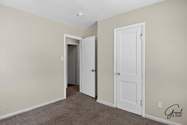 Building Photo - 3 Bedroom Bungalow - $1300