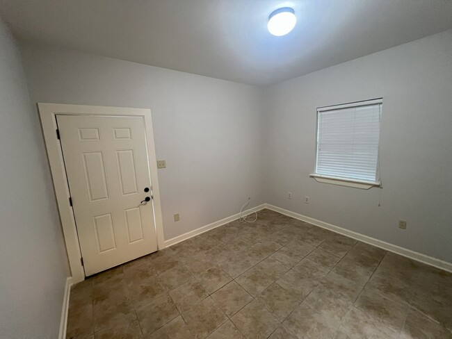 Building Photo - 2 bedroom, 1 bathroom home located in Gree...