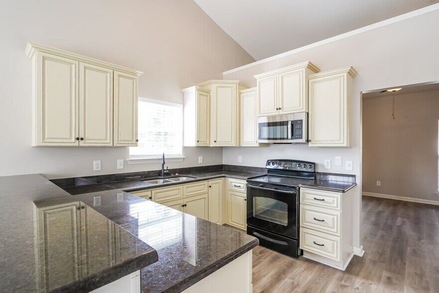 Building Photo - 6000 Mountview Dr