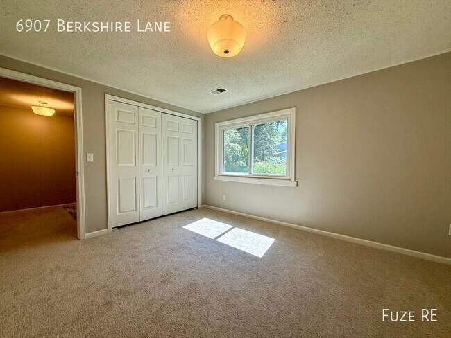 Building Photo - 6907 Berkshire Ln N