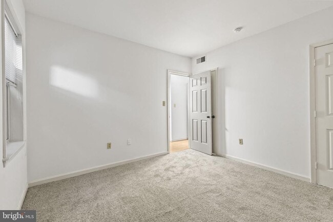 Building Photo - 2506 Fairfax Dr
