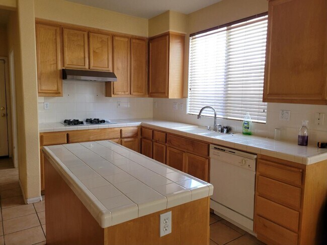 Building Photo - 1594 Dawnview Dr
