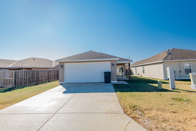 Building Photo - 3 Bedroom 2 Bath Home Minutes From UofA! Fenced yard!