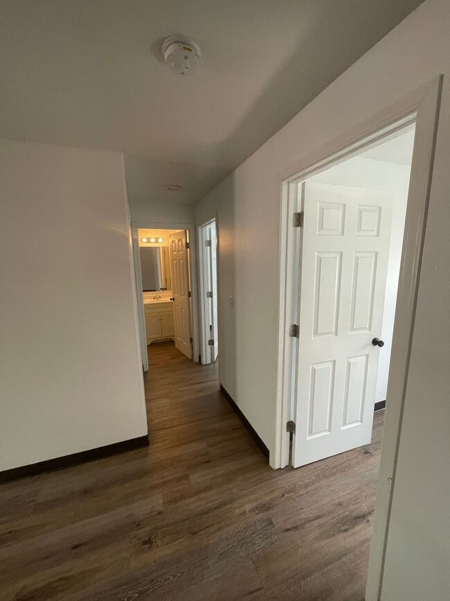 Building Photo - 595