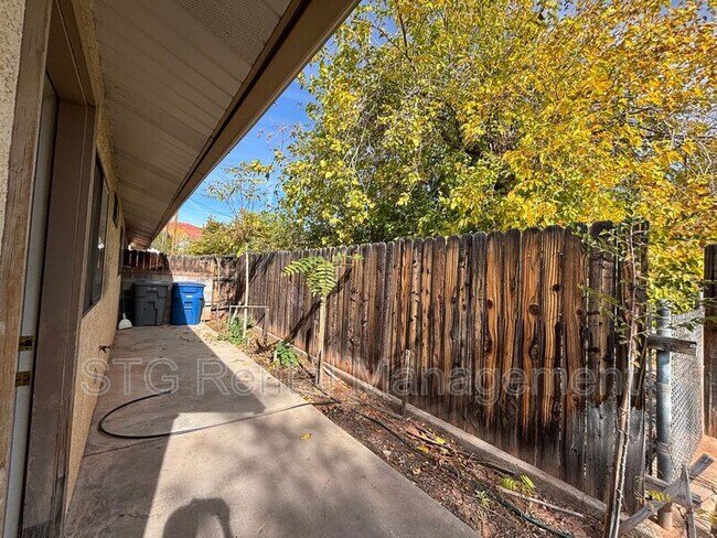 Building Photo - 325 N Main St