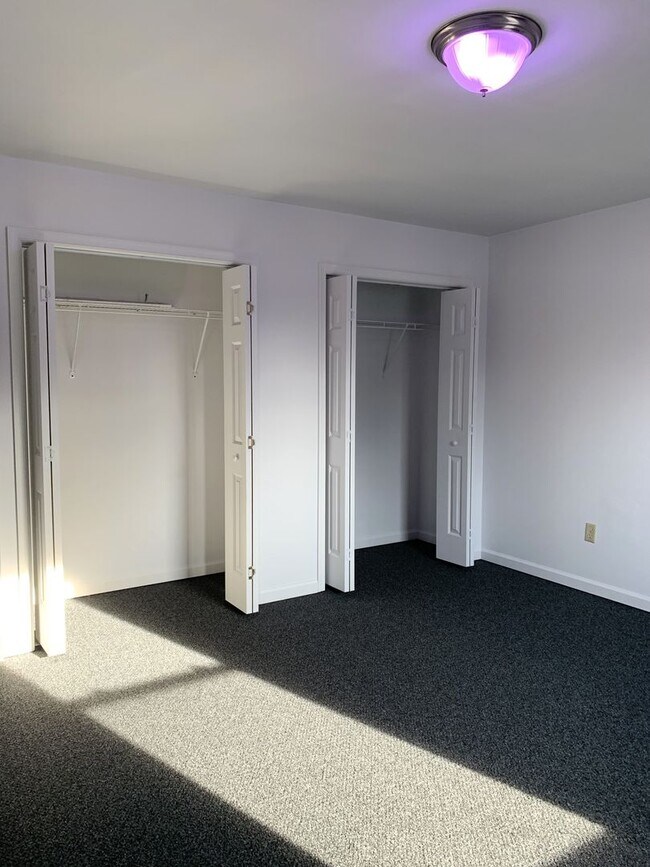 Building Photo - PERFECT COLLEGE RENTAL ONLY A HALF MILE FR...