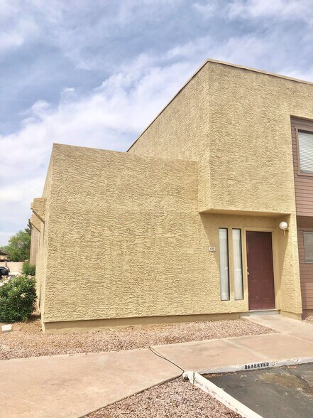 Building Photo - 820 W 14th St