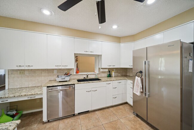 Building Photo - House for Rent 3 Bedrooms 2 Bath !!!!!