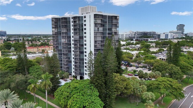 Primary Photo - 20100 W Country Club Dr