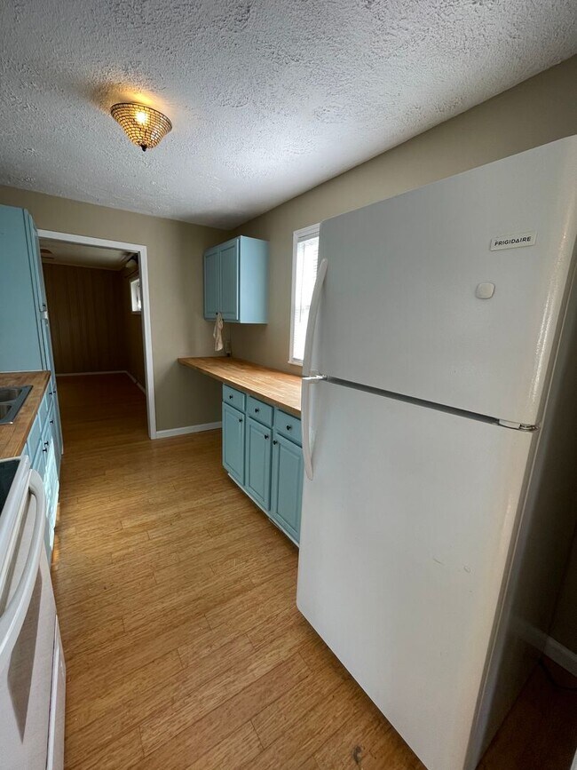 Building Photo - MOVE IN READY - Vinton Neighborhood