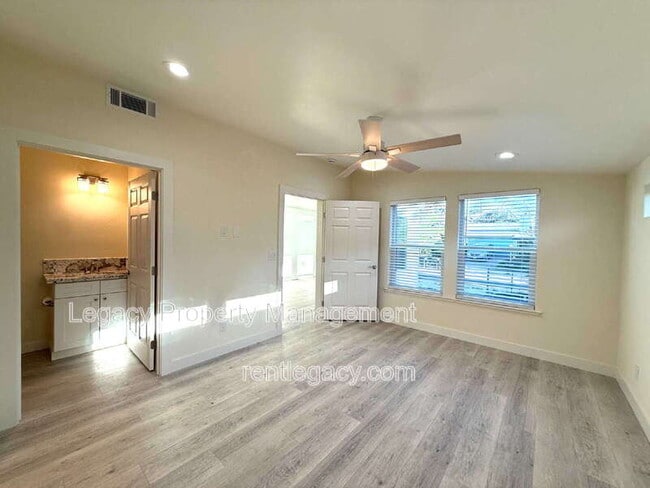 Building Photo - 10753 Oakton Way