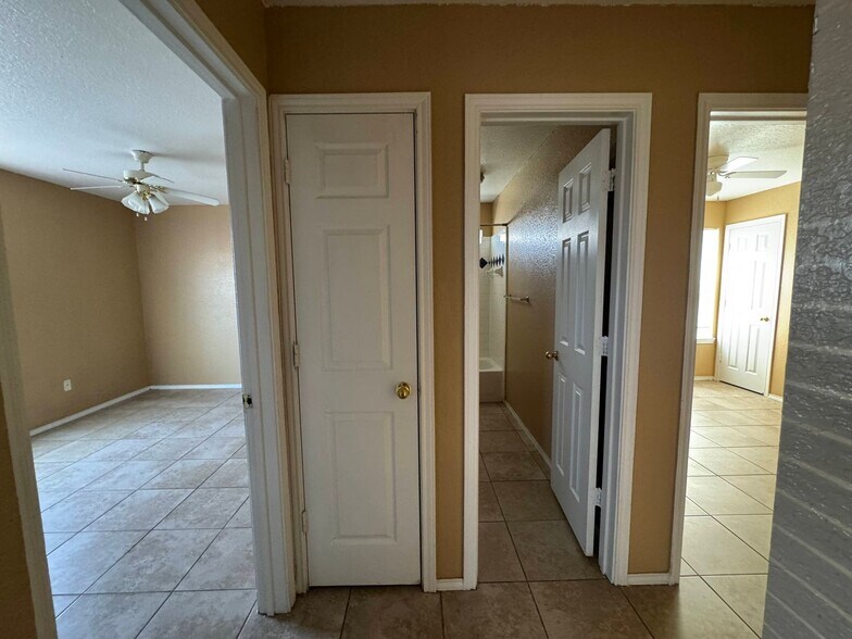 Building Photo - 3203 Toledo Dr