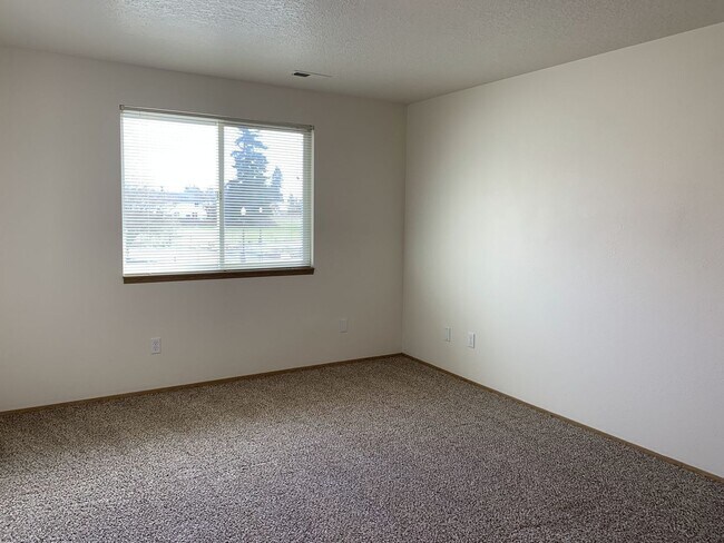 Building Photo - 3 bedroom, 2 1/2 bath home in quiet Scappoose neighborhood near parks