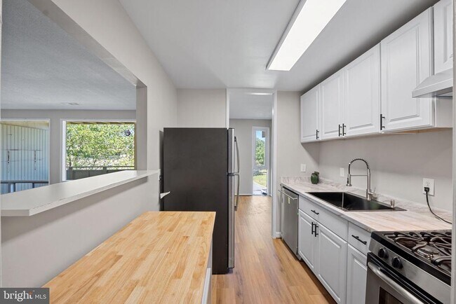 Building Photo - 7204 Donnell Pl