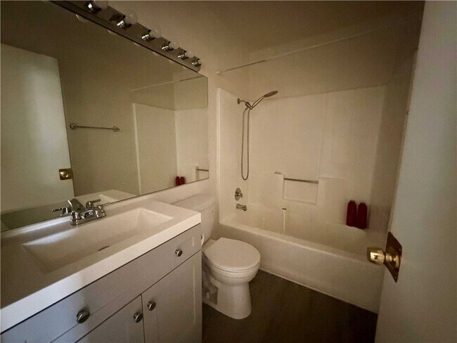 Building Photo - 1660 Kyle Ave