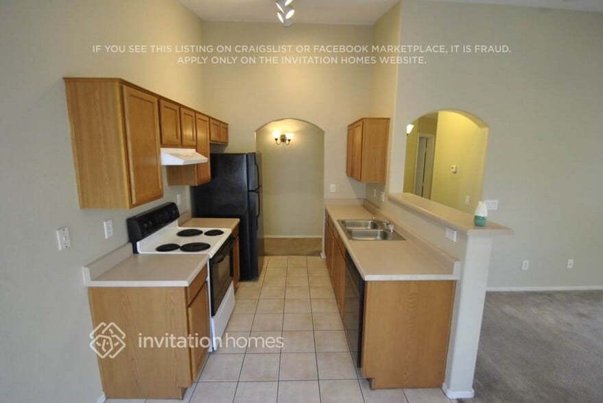 Building Photo - 12809 W Roanoke Ave